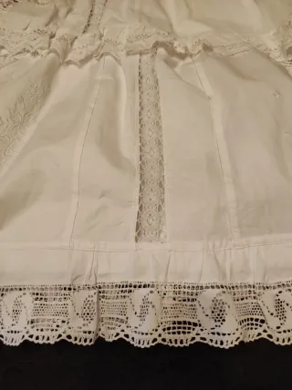 Enagua blanca hecha de sábanas antiguas
