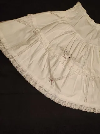 Enagua blanca hecha de sábanas antiguas