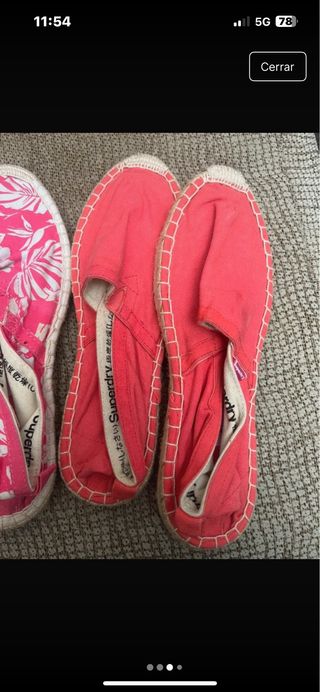 Alpargatas Superdry rosas y rojas