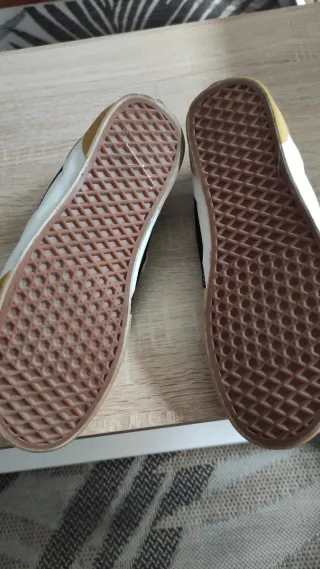 Zapatillas Vans Rowley Negras y Beige