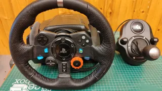 Volante Logitech con Pedales y Palanca de cambios