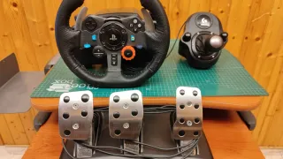 Volante Logitech con Pedales y Palanca de cambios