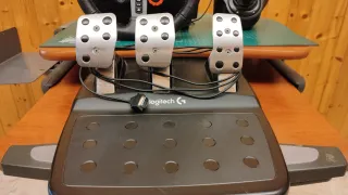 Volante Logitech con Pedales y Palanca de cambios