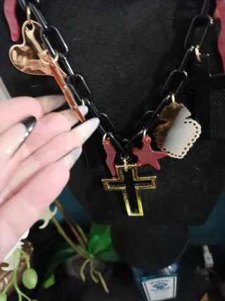 Collana con ciondoli croci e cuori