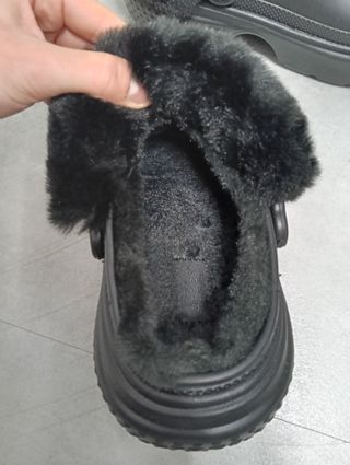Crocs con pelo negro