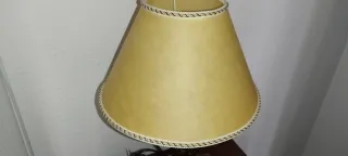 Lampada da tavolo in metallo e tessuto