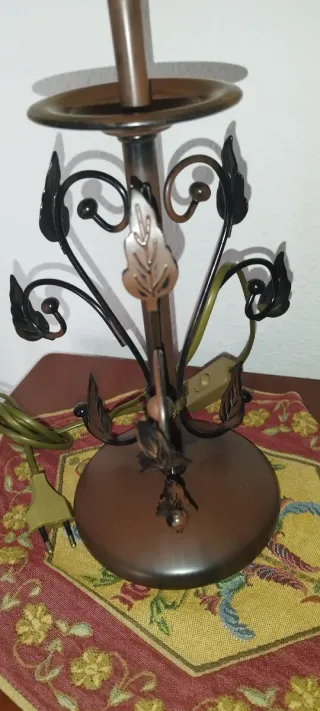 Lampada da tavolo in metallo e tessuto