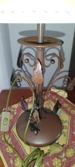 Lampada da tavolo in metallo e tessuto