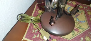 Lampada da tavolo in metallo e tessuto