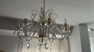 Lámpara de araña de cristal dorada