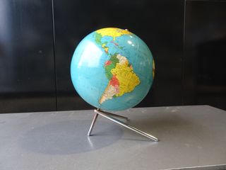Globo terráqueo vintage con soporte