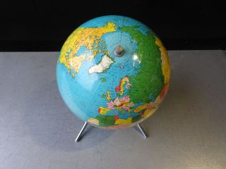 Globo terráqueo vintage con soporte