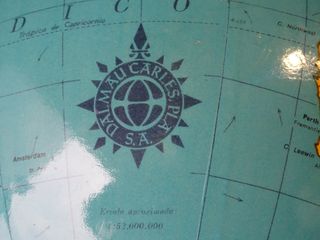 Globo terráqueo vintage con soporte