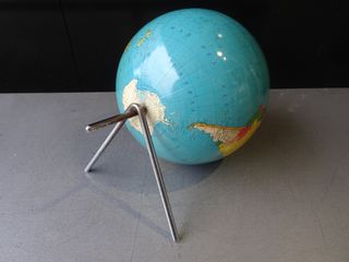 Globo terráqueo vintage con soporte