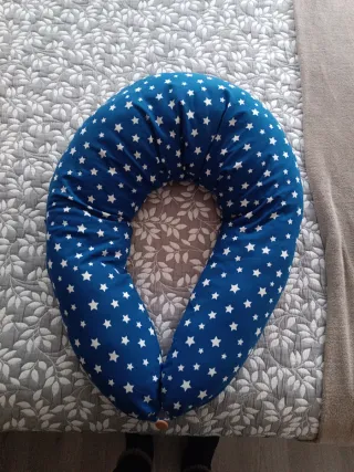 Cojín de embarazo azul con estrellas