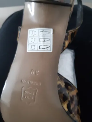 Zapatos elegantes nuevos