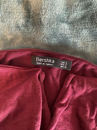 Top burdeos Bershka S. Con pequeña imperfección.