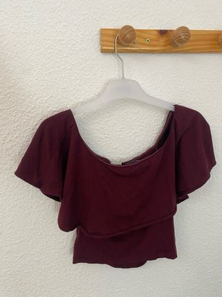 Top burdeos Bershka S. Con pequeña imperfección.