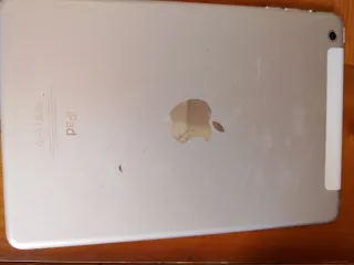 iPad blanco funcionando para piezas