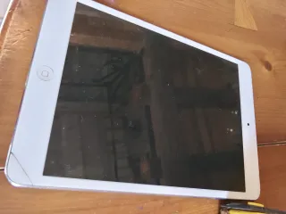 iPad blanco funcionando para piezas