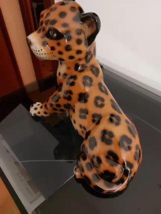 Figura Leopardo Cerámica. 30 cm largo y 25cm alto