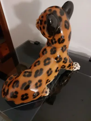Figura Leopardo Cerámica. 30 cm largo y 25cm alto