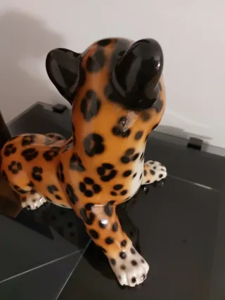 Figura Leopardo Cerámica. 30 cm largo y 25cm alto
