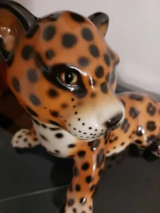 Figura Leopardo Cerámica. 30 cm largo y 25cm alto
