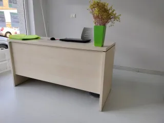 Mesa de oficina madera clara