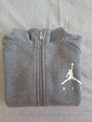 Sudadera Jordan con cremallera gris.Talla 4 años.