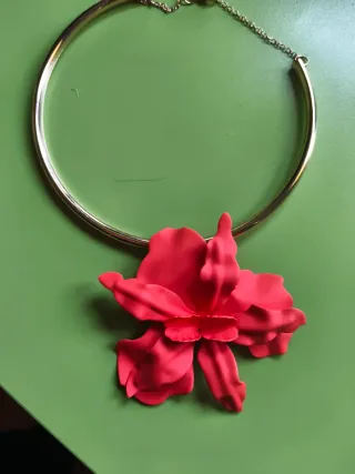 Collar dorado con flor naranja