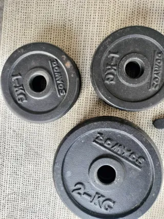 Set de pesas y aparatos para gimnasio personal