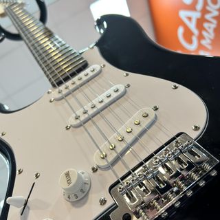 GUITARRA ELECTRICA SIN MARCA BLANCA Y NEGRA + FUNDA Y CABLE