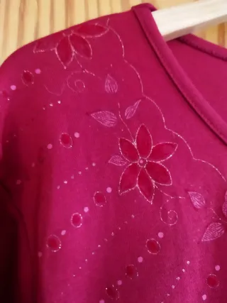 Camiseta roja con bordado