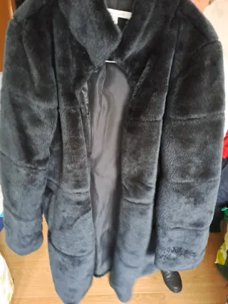 Abrigo negro de pelo sintético