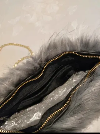 Bolso pelo gris y plateado con cadena dorada