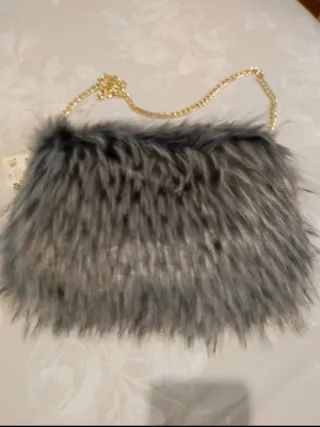Bolso pelo gris y plateado con cadena dorada