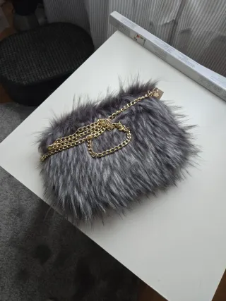 Bolso pelo gris y plateado con cadena dorada