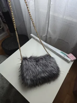 Bolso pelo gris y plateado con cadena dorada