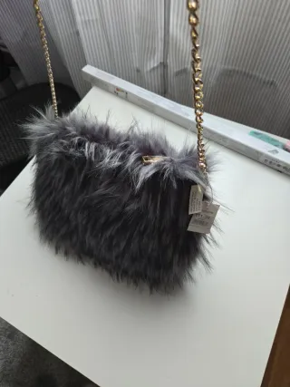 Bolso pelo gris y plateado con cadena dorada