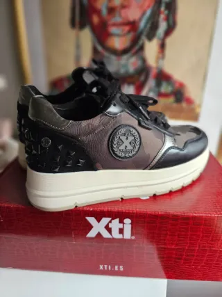 Tenis Xti Camuflaje y Tachuelas