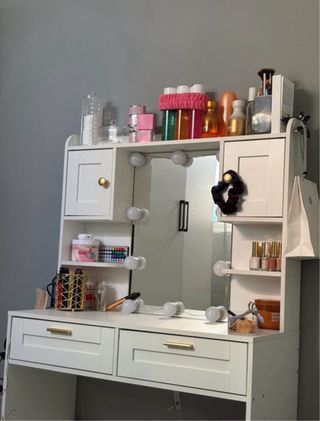 Tocador de maquillaje blanco