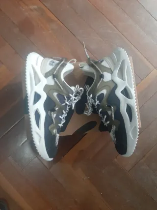 Zapatillas deportivas negras y blancas