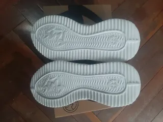 Zapatillas deportivas negras y blancas