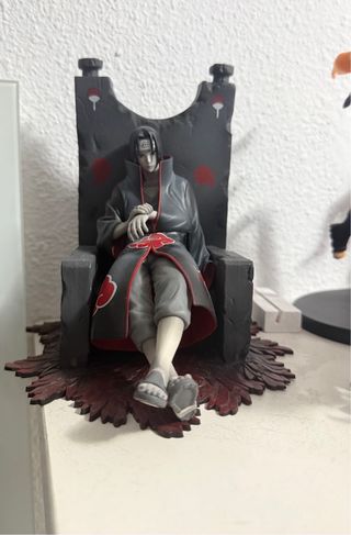Figura Itachi Uchiha Sentado Diorama con caja