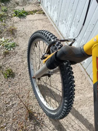 Bicicleta de montaña infantil amarilla
