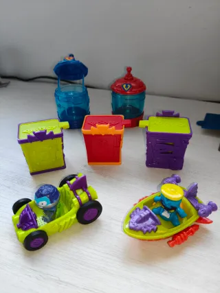 Comisaría SuperZings con personajes y vehículos