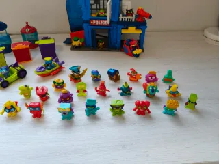 Comisaría SuperZings con personajes y vehículos