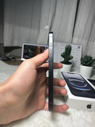iPhone 16E - 1 MES DE USO