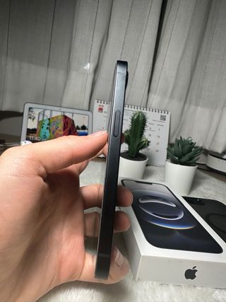 iPhone 16E - 1 MES DE USO